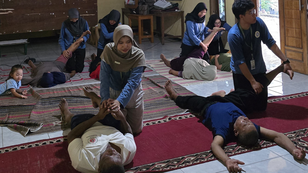 Lawan Pegal dengan TEGAP! BBK 6 UNAIR Suguhkan Gerakan Bermanfaat Bagi Warga Desa