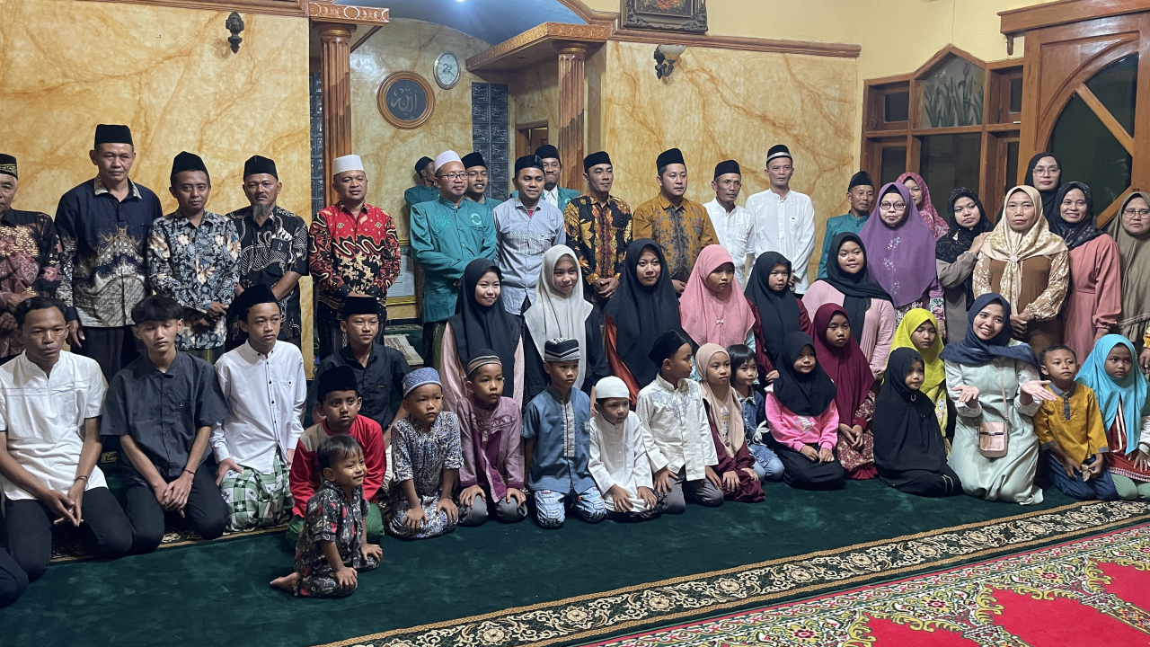 Malam Haru Saat Pembagian Santunan Anak Yatim: Pemerintah Desa Kesimantengah Sampaikan Terima Kasih