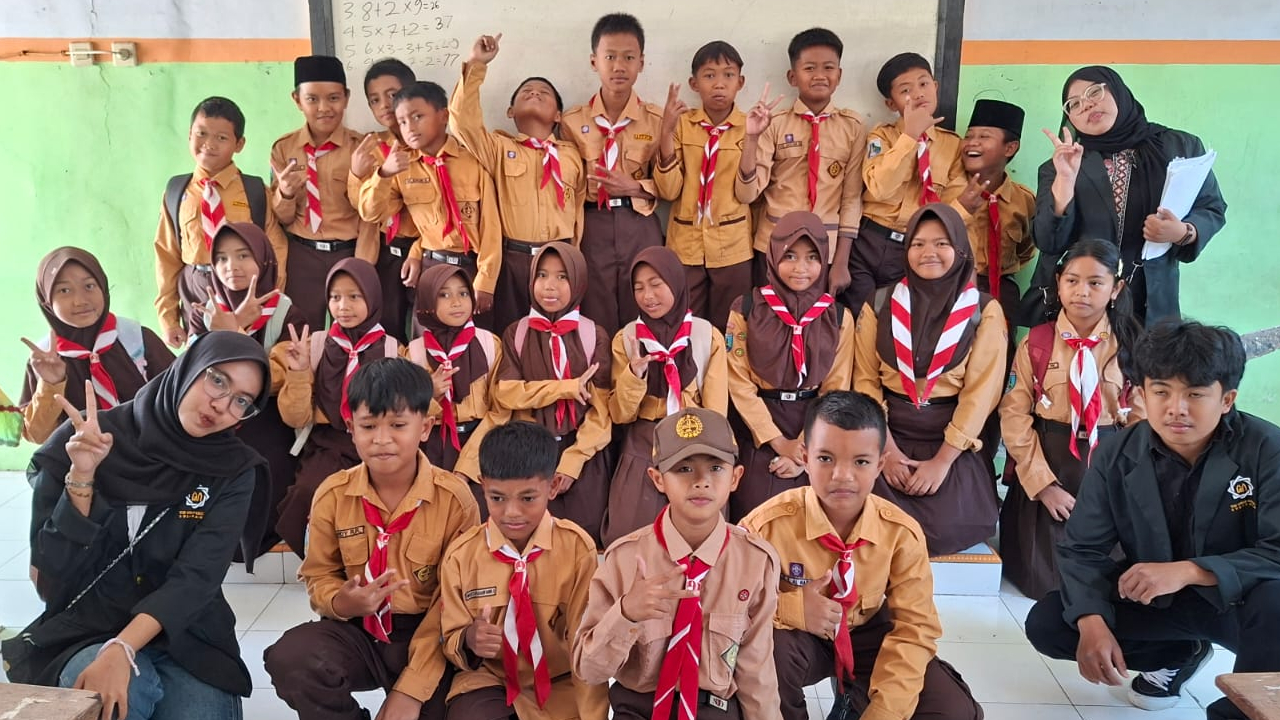 Transfer Ilmu dan Mengabdi Sepenuh Hati: Mahasiswa Ilmu Politik UINSA Gelar Program 'Sinau Bareng' dan Ngajar Diniyah di Pacet!