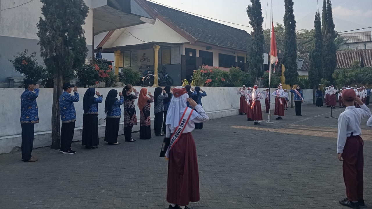 Setelah Lebih dari 20 Tahun, Pemdes Kesimantengah Kembali Upacara Bersama SDN Kesimantengah