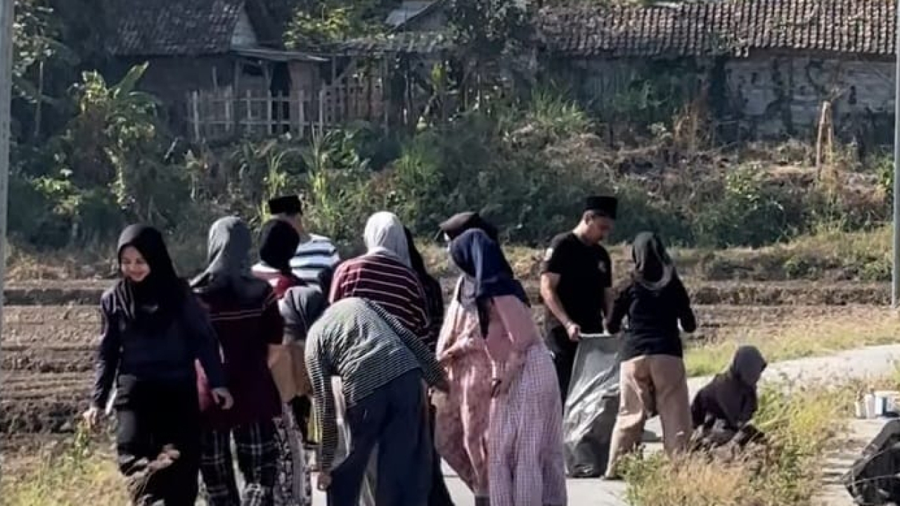 Aksi Nyata Pemuda Kampus: Rangkul Warga, Mahasiswa Ilmu Politik UINSA Gelar Kerja Bakti Bersihkan Makam dan Balai Desa di Pacet