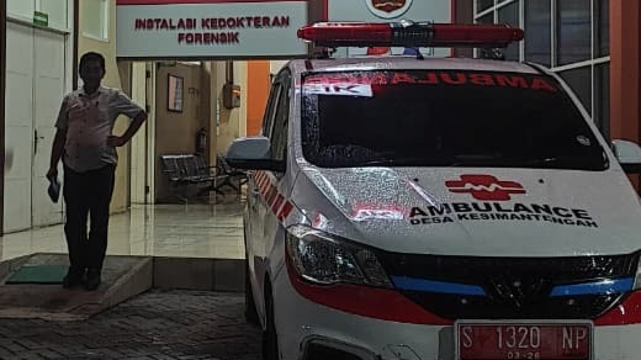 Ambulans Desa Kesimantengah Bantu Polsek Pacet Penanganan Lanjutan Penemuan Jasad Bayi di Tahura Raden Soerjo