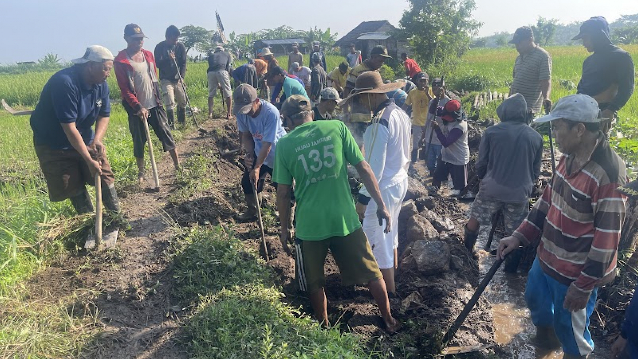 Warga Dusun Karangan Kompak Gotong Royong Tingkatkan Jalan Usaha Tani