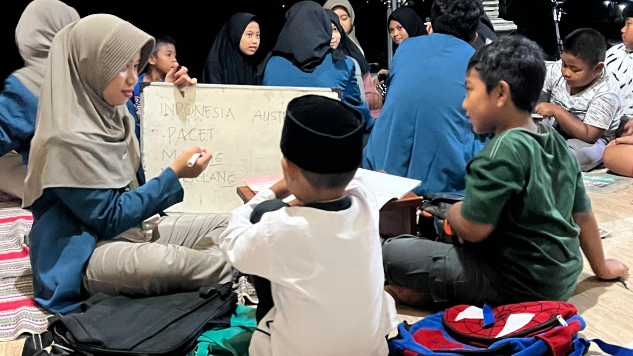 Belajar Jadi Menyenangkan! BBK 6 UNAIR Hadirkan RUMAH BATA MERAH di Kesimantengah