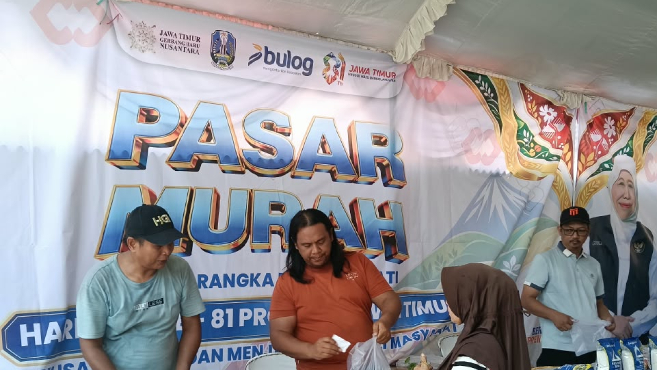 Meriahkan Hari Jadi ke-81 Jatim, Pasar Murah Disperindag Jatim & BULOG Hadir di Halaman Kantor Desa Sumberejo