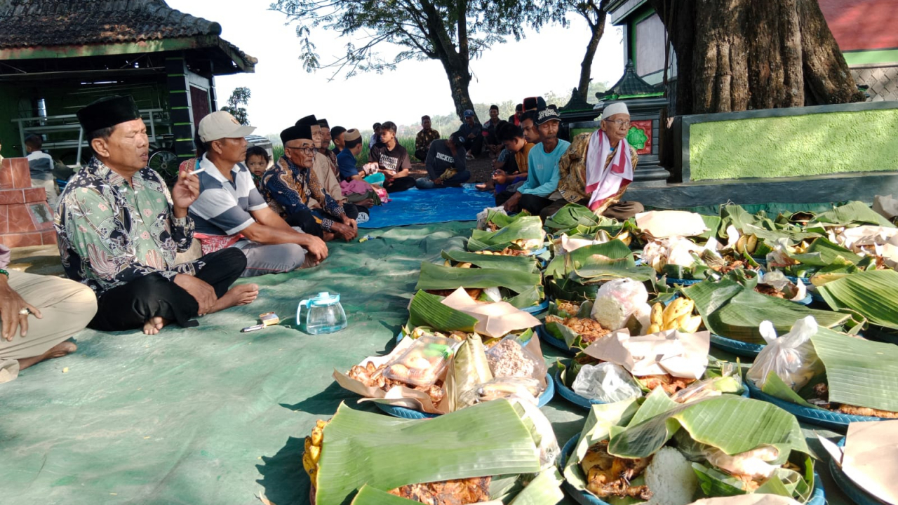 shodaqohan bersih Dusun Satriyan