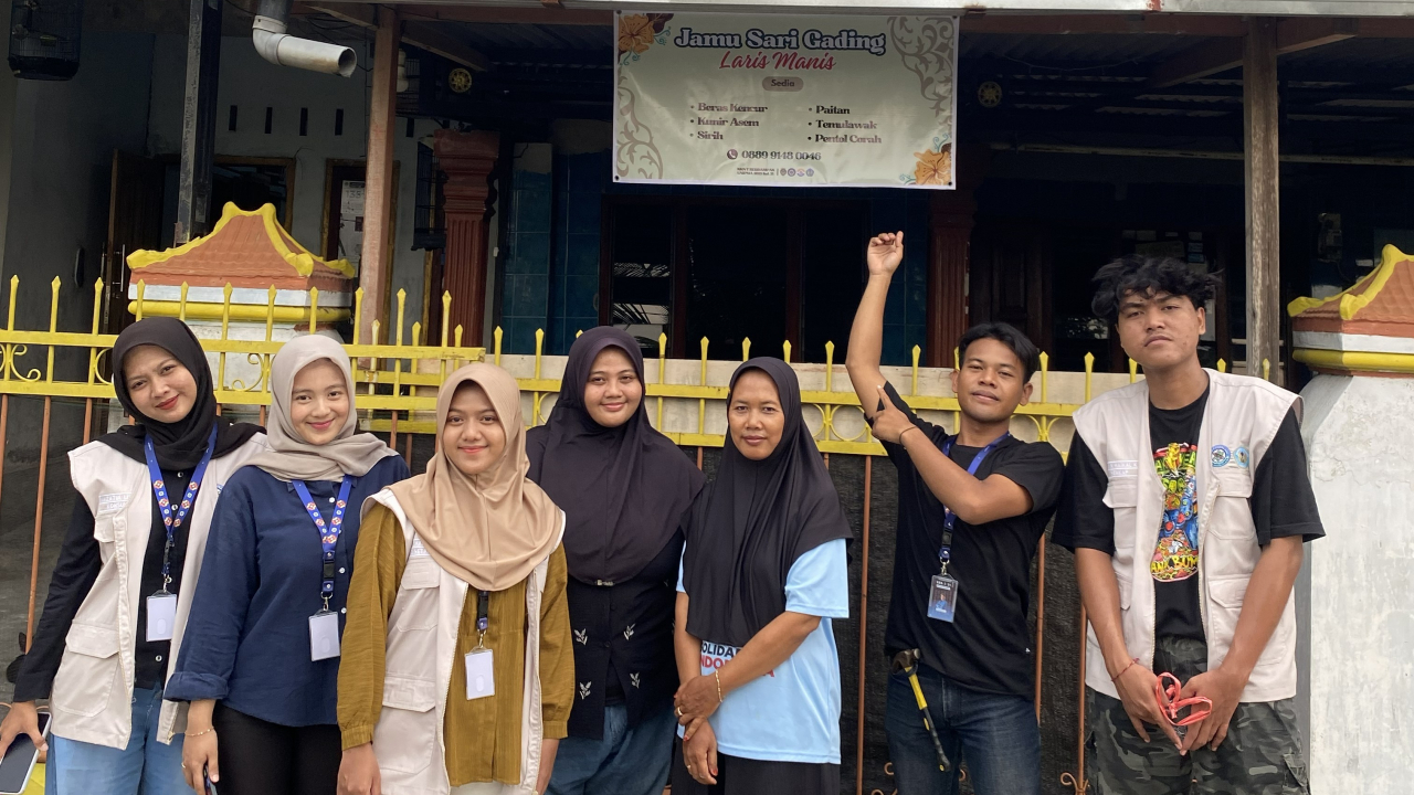 Pemasangan Poster dan Banner Jamu Sari Gading KKN-T 21