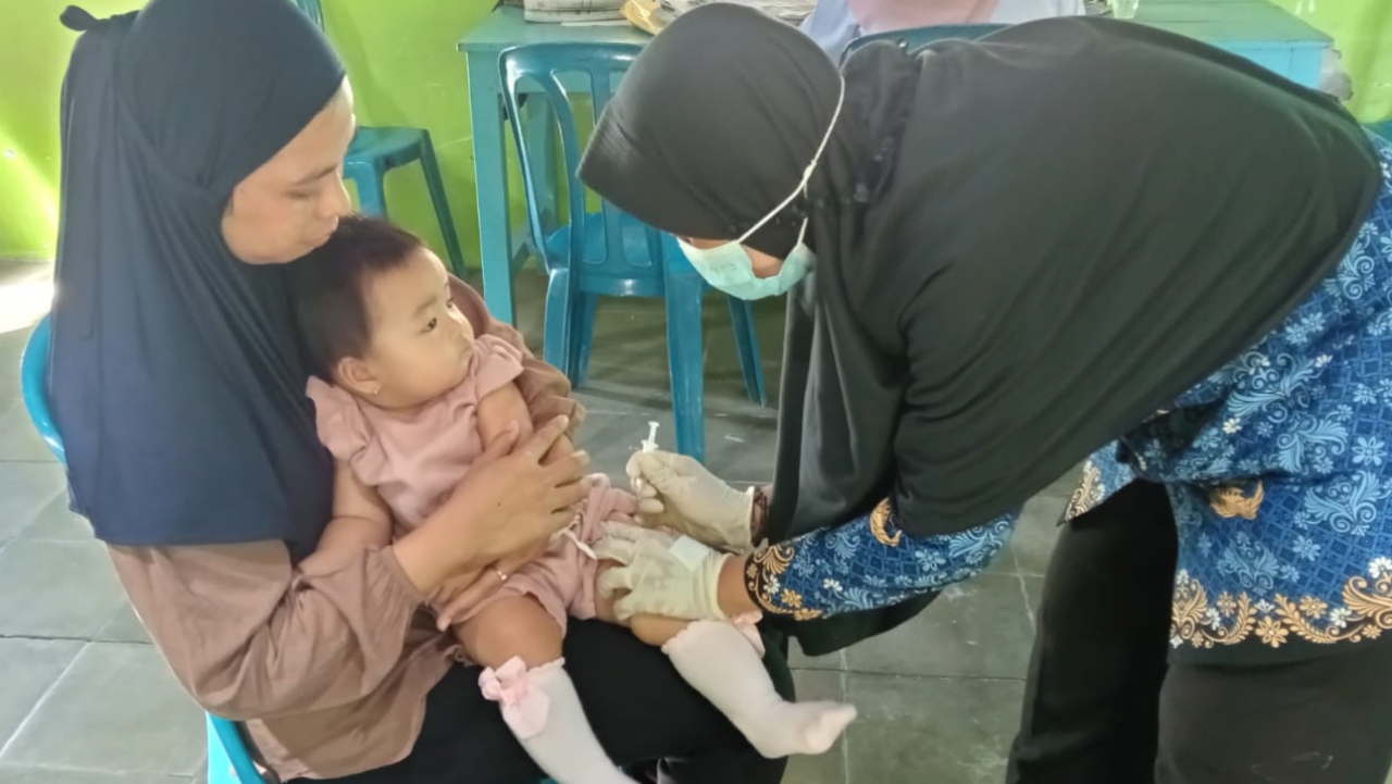 Pelaksanaan imunisasi rutin Oleh Bidan Desa
