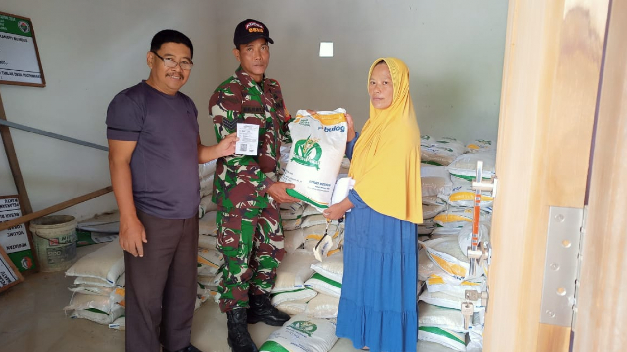 Penyalaluran Beras Program bantuan Pangan PBP di Desa Sugihwaras