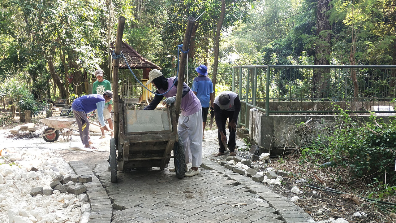 Peningkatan Aksesibilitas Pemakaman: Pemasangan Paving Jalan di Dusun Bulu, Desa Sugihwaras