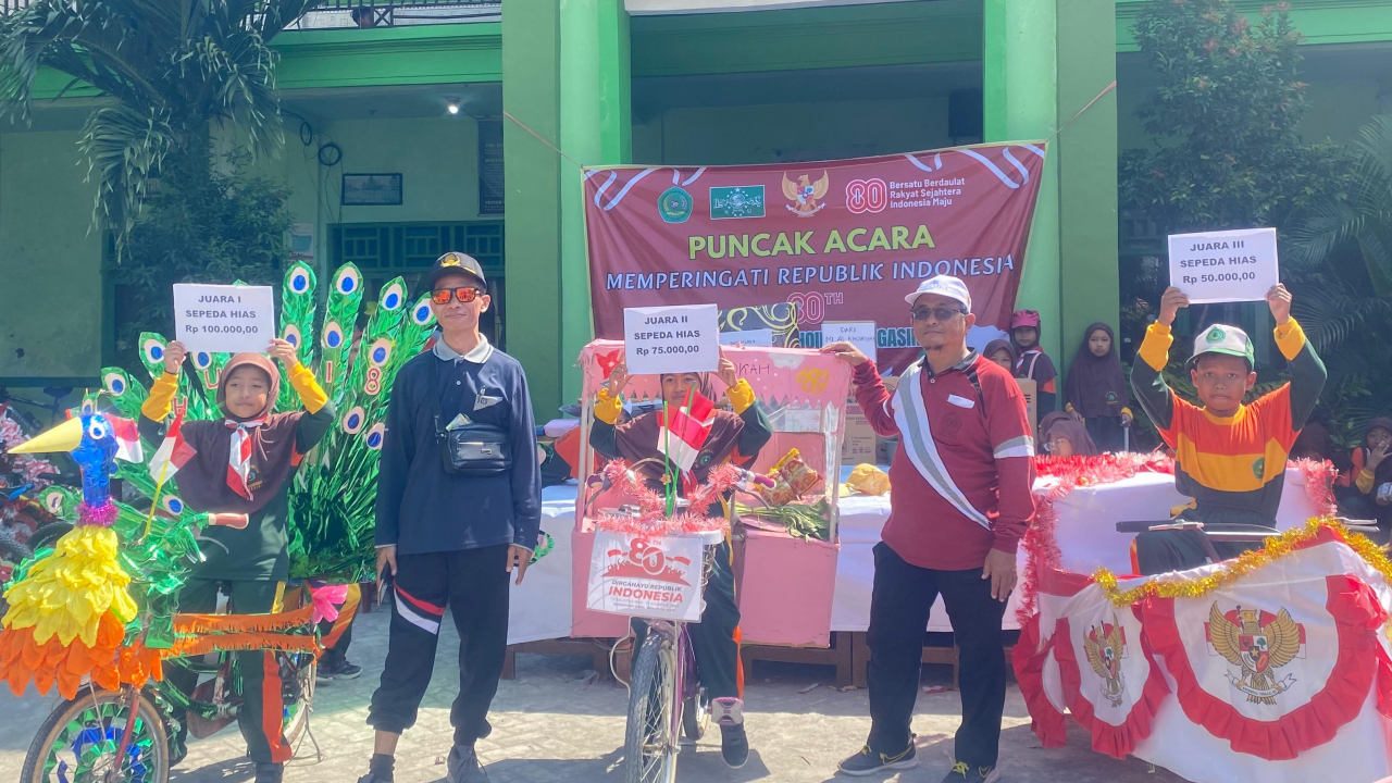 Warna-warni Sepeda Hias Ramaikan Perayaan Kemerdekaan Indonesia di Desa Ngasin Bersama Mahasiswa KKN