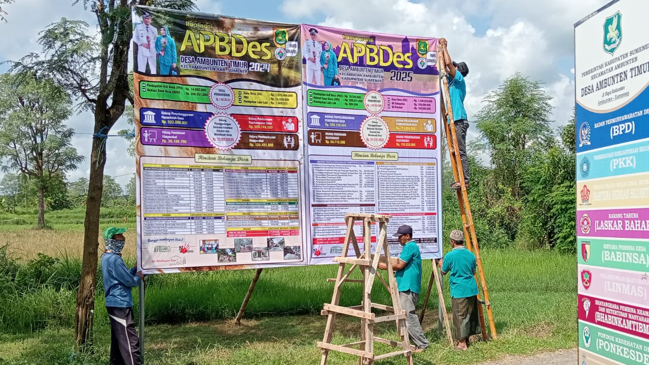 Peningkatan Transparansi Pengelolaan APBDes melalui Pemasangan Banner di Desa Ambunten Timur