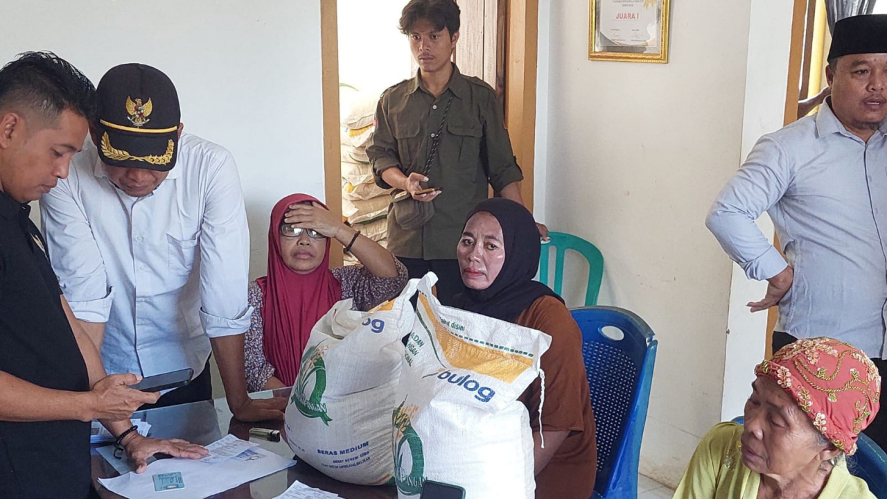 Pemerintah Bilis-bilis Melakukan Penyaluran Beras Bulog Di Balai Desa