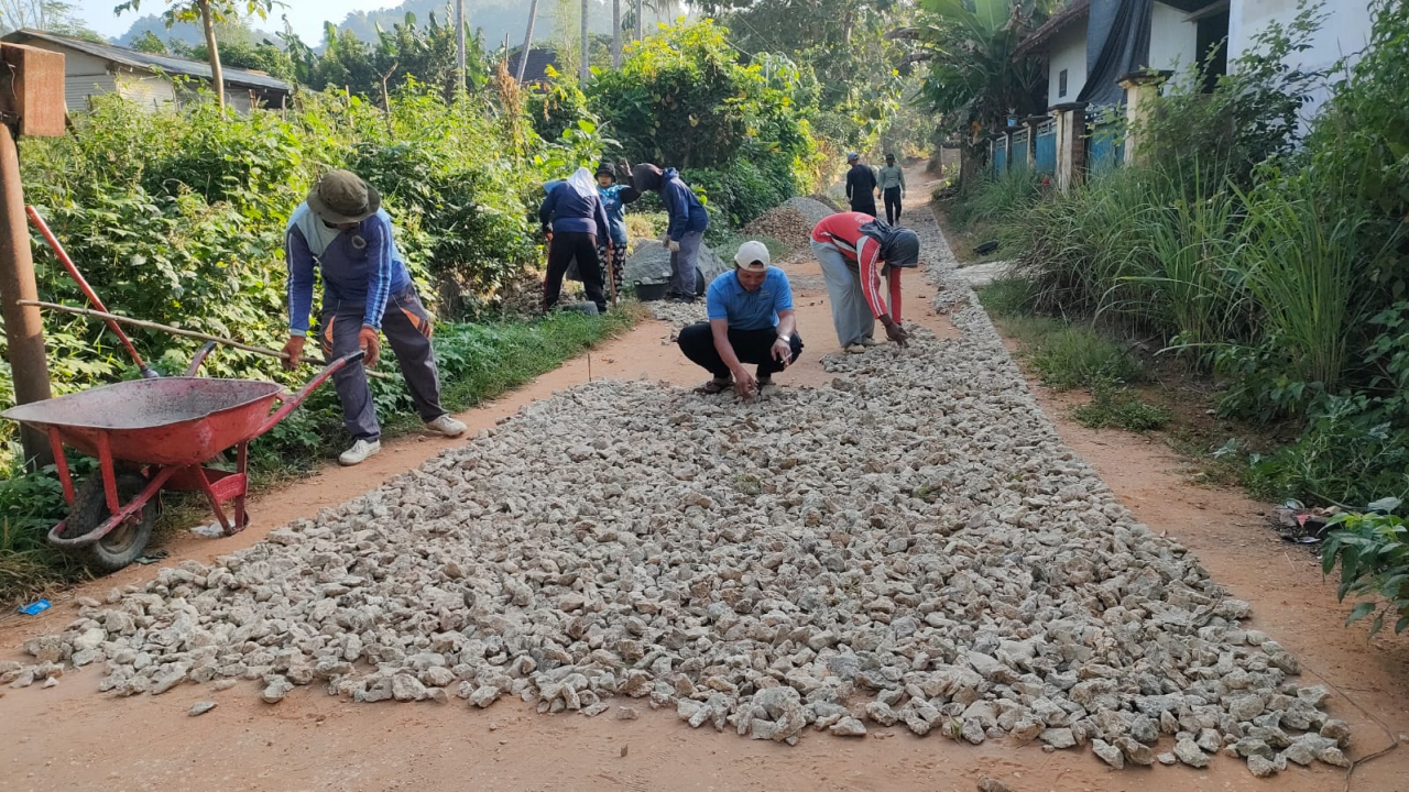 Pengaspalan Jalan di Dusun Tengah – Dusun Karang Lombi, Desa Bilis-Bilis Kecamatan Arjasa