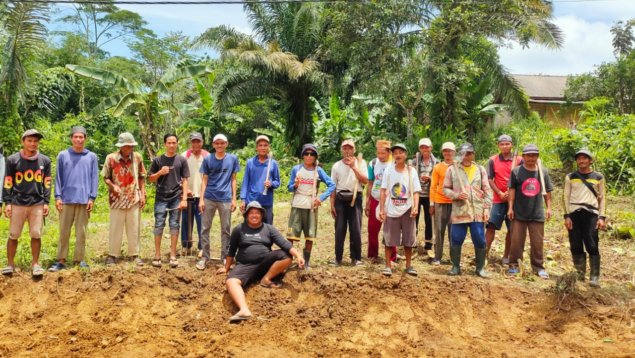 Kegiatan Gotong Royong Di Desa Cikiruh