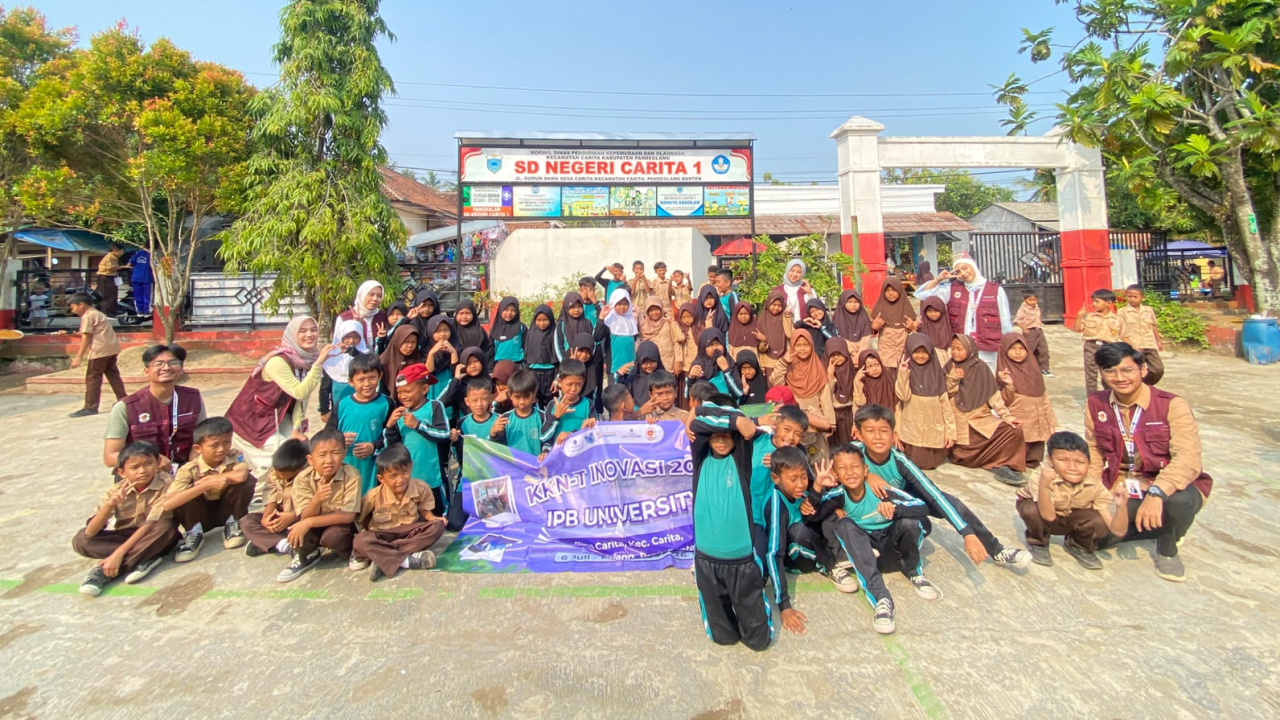 BERSERI, Mahasiswa KKN-T Inovasi IPB Ajarkan Siswa SDN Carita 1 Memilah Sampah Sejak Dini melalui Edukasi Interaktif