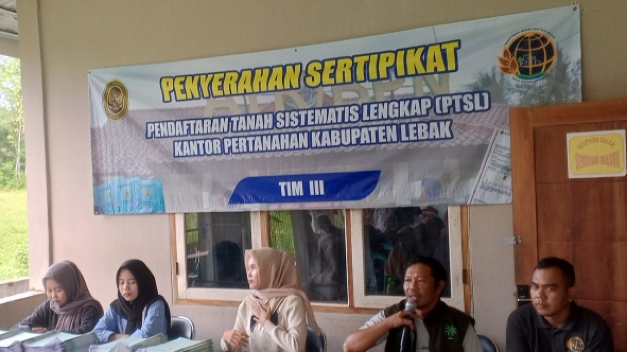 Pembagian Sertifikat Tanah di Desa Kersaratu