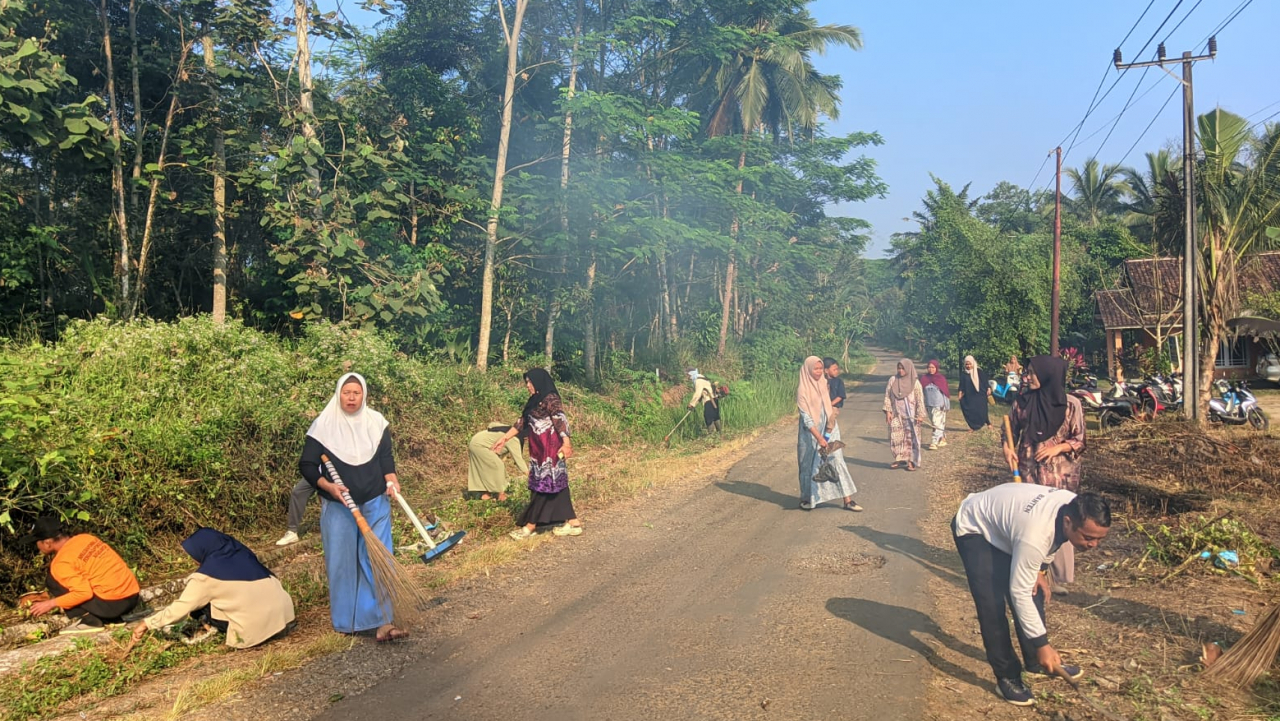 Peringatan HUT RI ke-80 melalui Jumat Bersih di Desa Cihujan