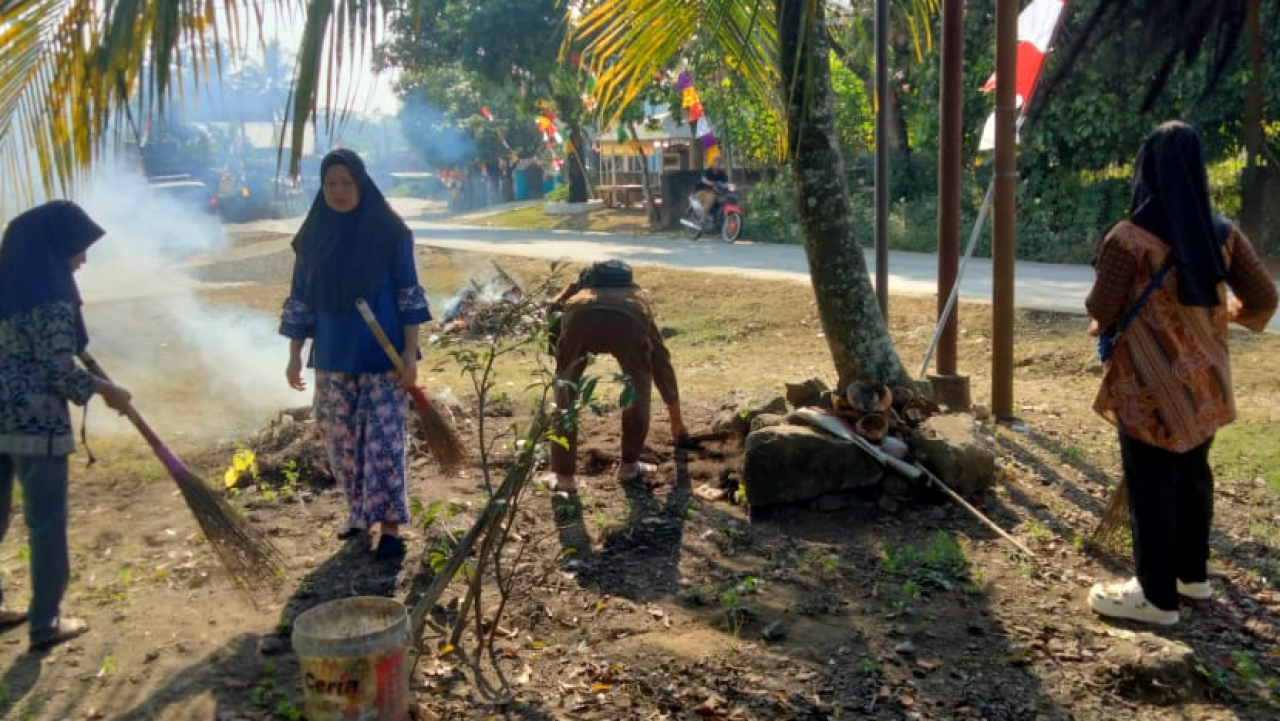 Jumat Bersih di Desa Cihujan: Upaya Mewujudkan Lingkungan yang Bersih dan Nyaman