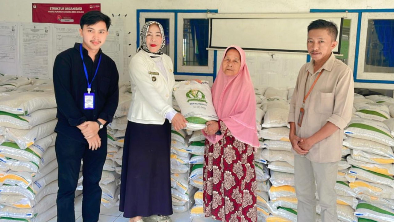 Penyaluran Bantuan Pangan Beras di Desa Cihujan