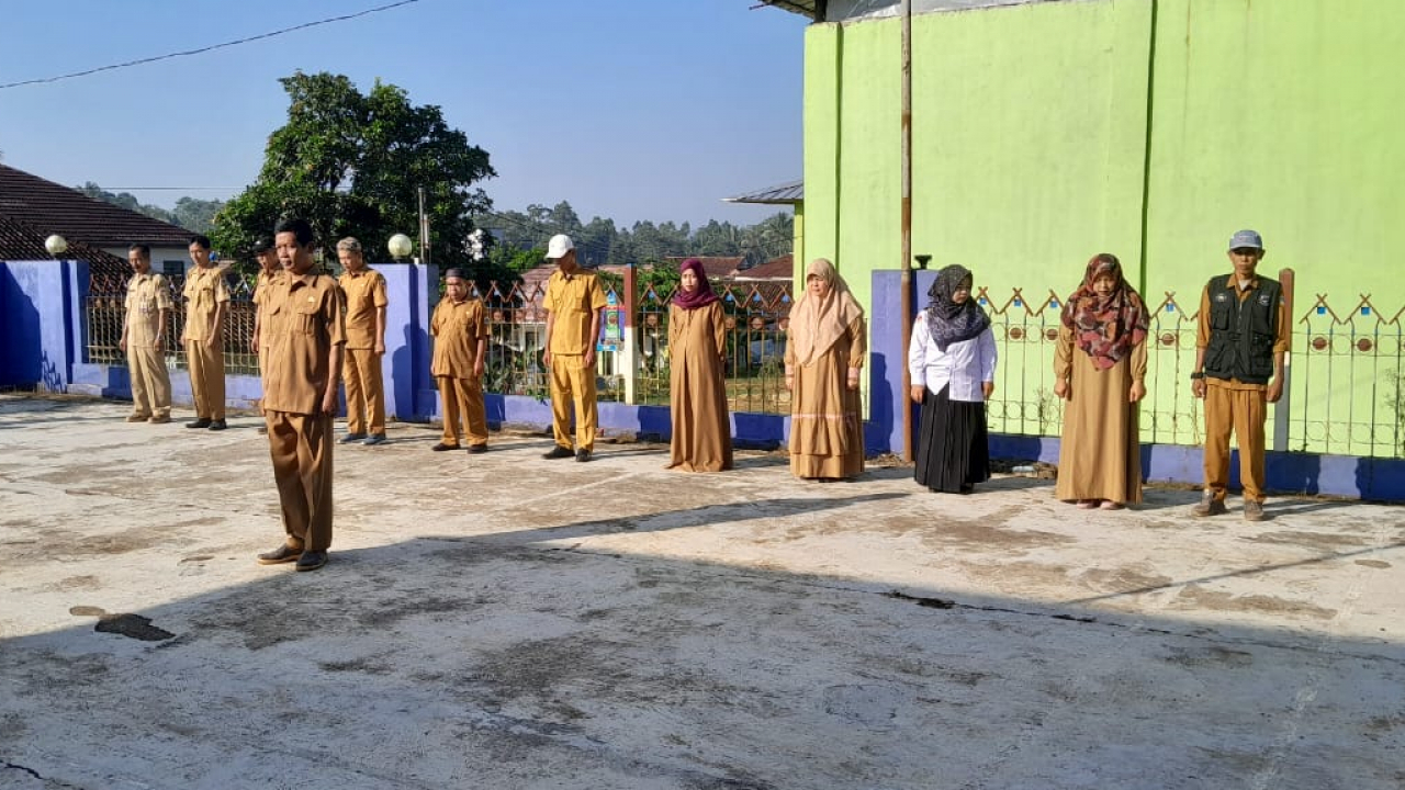 Upacara Bendera Tingkat Kecamatan Cijaku di Kantor Kecamatan Cijaku