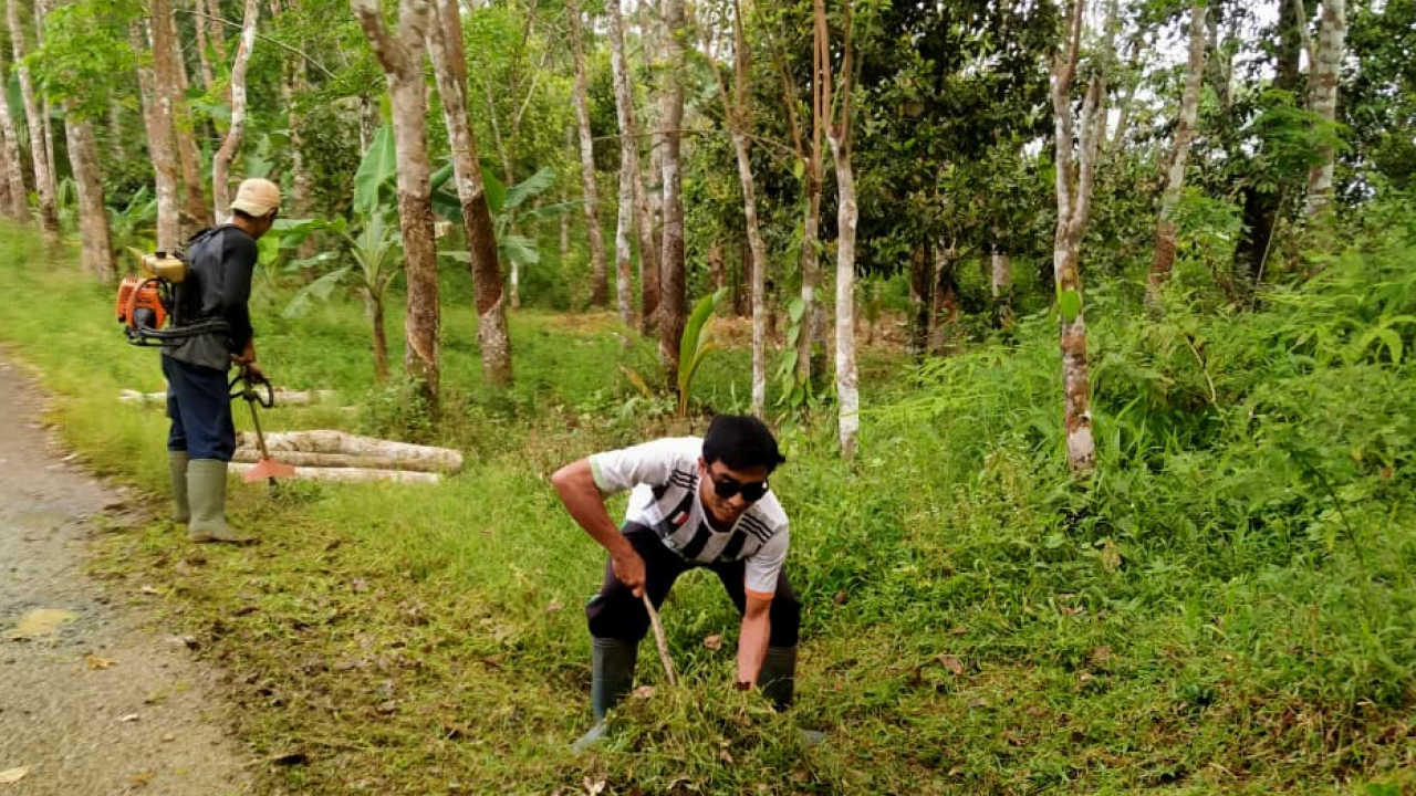Kerja Bakti Jumat Bersih Warga Desa Cimenga Lebak Terlaksana