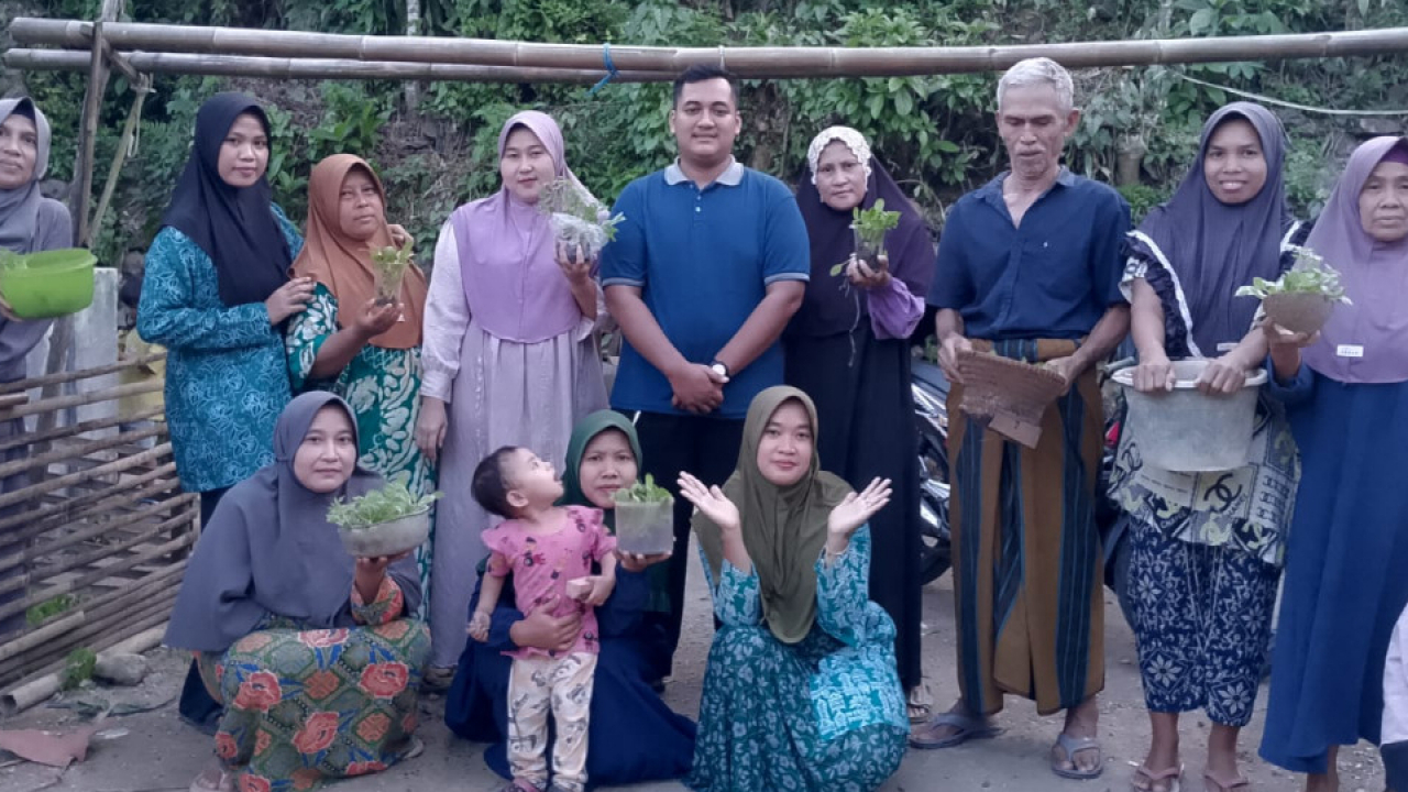 Pembagian Bibit Tanaman di Desa Cireundeu untuk Optimalkan Pemanfaatan Lahan Pekarangan