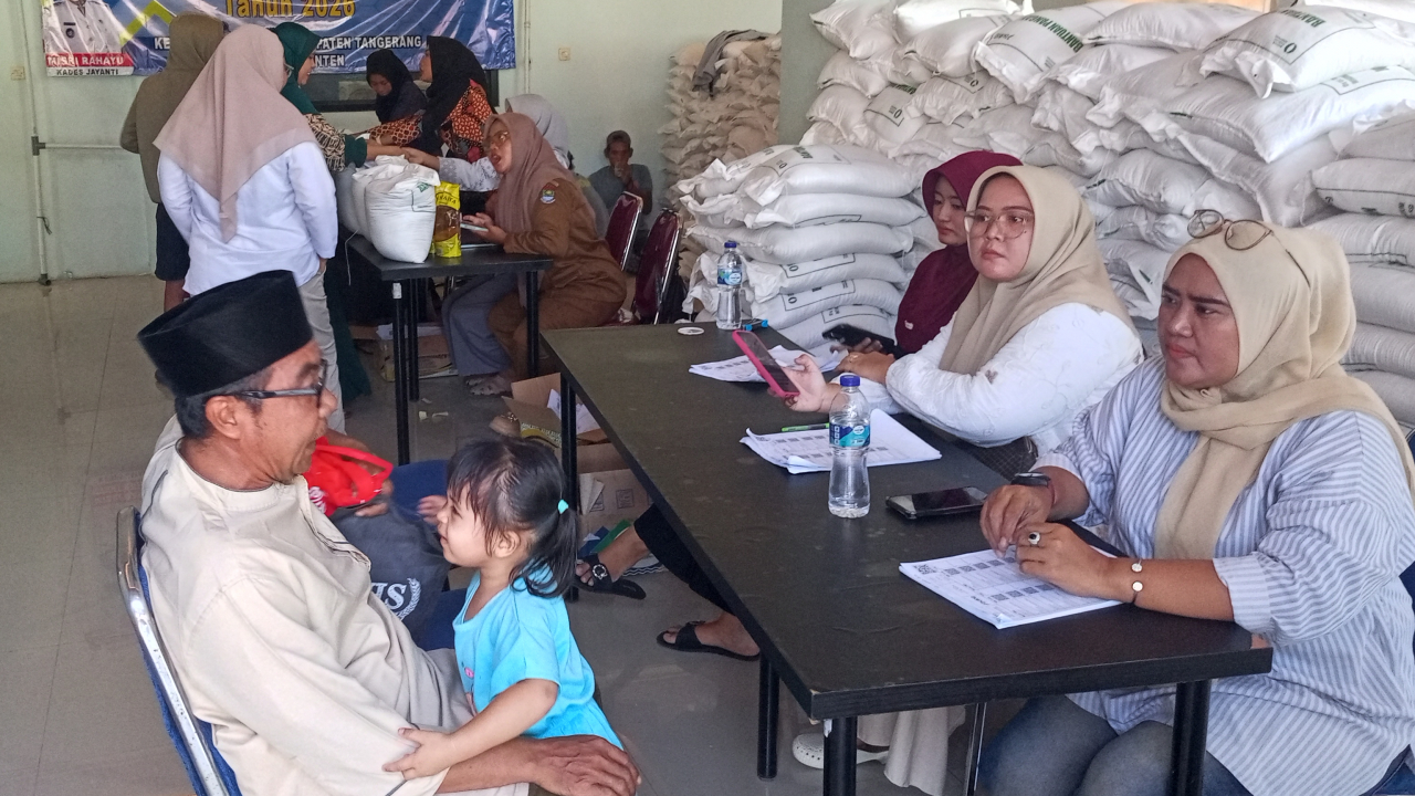 DISTRIBUSI BANTUAN PANGAN BERAS DAN MINYAK SAYUR KEPADA 1200 KPM DESA JAYANTI BERJALAN KONDUSIF