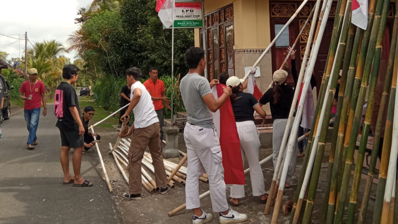 Semangat Mahasiswa Dalam Pemasangan Bendera Jelang Perayaan 17 Agustus