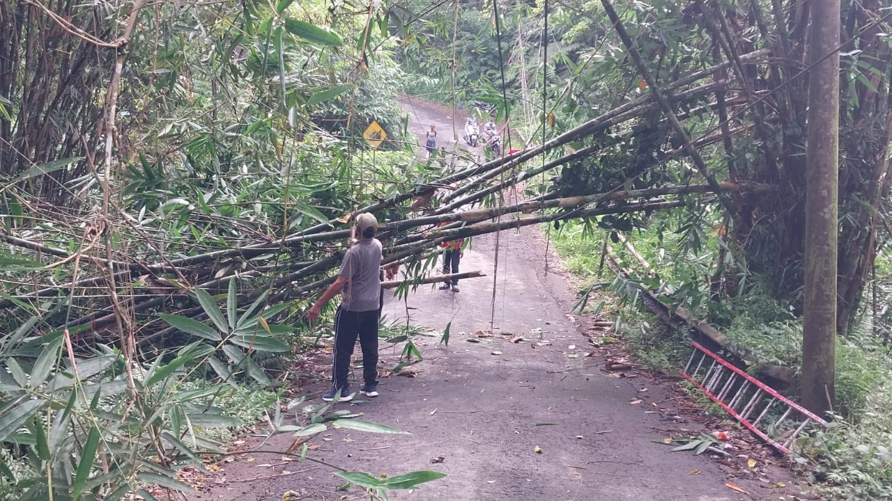 Gotong Royong Melalui Kegiatan Bersih-Bersih