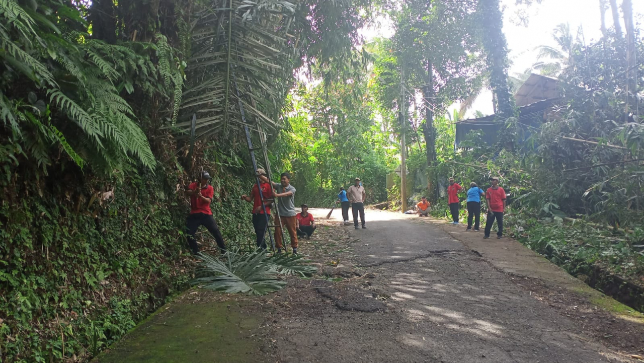 Semangat Gotong Royong Desa Melalui Kegiatan Bersih-Bersih