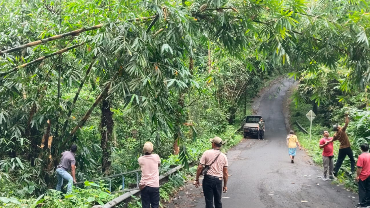 Kegiatan Bersih-Bersih Desa menjadi Gotong Royong Sandaran Bekerja