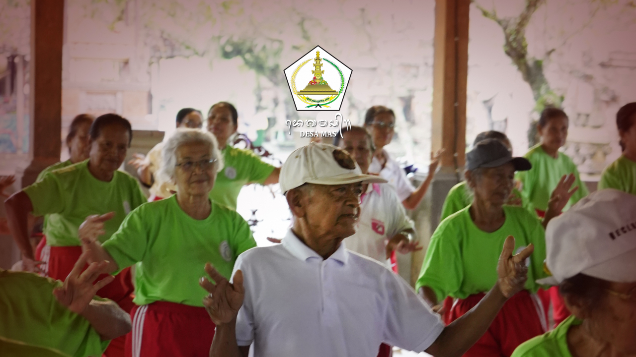 Pemerintah Desa Mas Selenggarakan Yoga Ketawa Bersama Lansia Wredha Sandhi Kencana