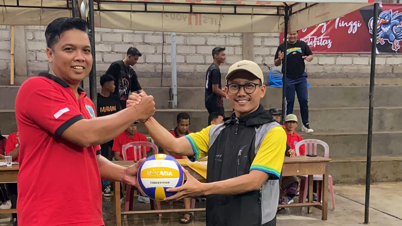 Penyerahan Bola Voli untuk PORDES Desa Ngis