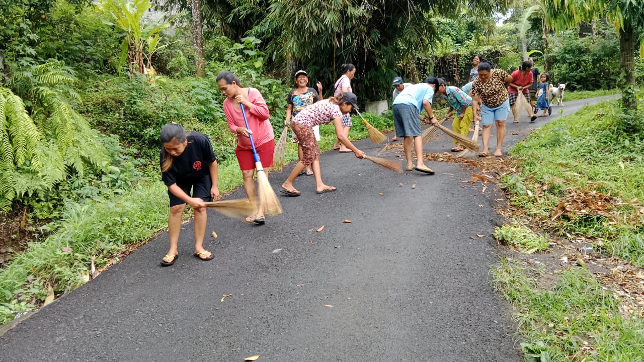 Gotong Royong Pembersihan Lingkungan di Banjar Dinas Melaka
