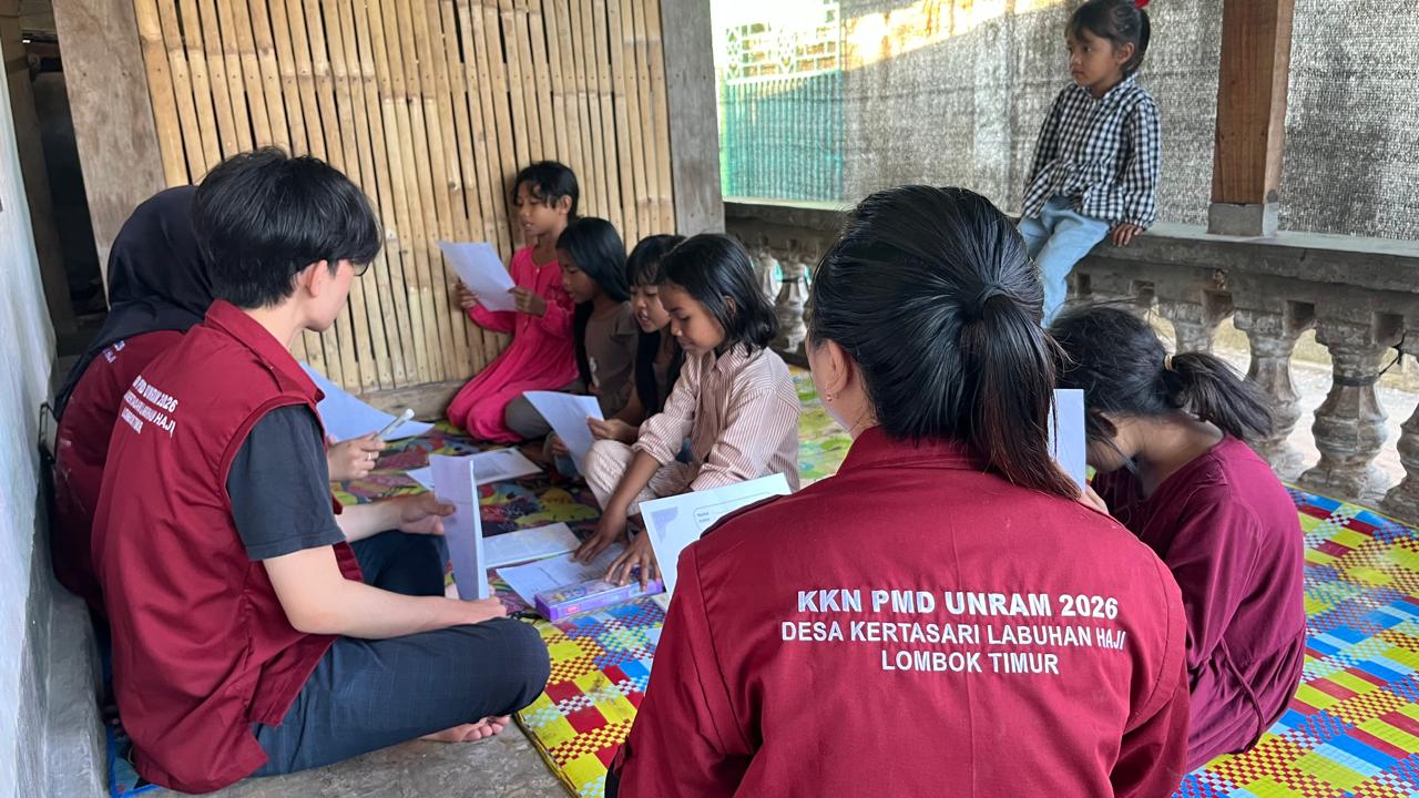 MAHASISWA KKN UNIVERSITAS MATARAM GELAR LES BAHASA INGGRIS UNTUK ANAK-ANAK DESA KERTASARI