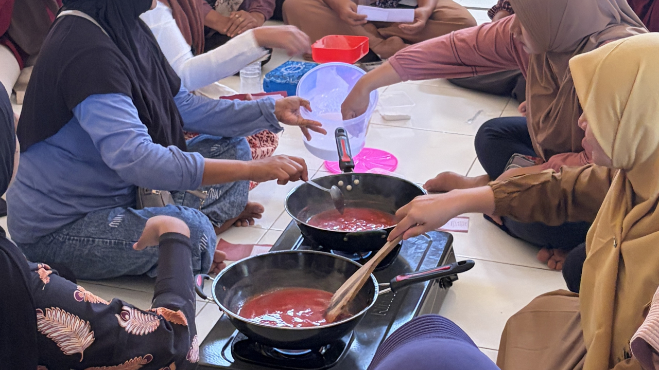 Dodol Tomat, Inovasi KARSAKERTA Tingkatkan Nilai Tambah Hasil Pertanian Desa Kertasari
