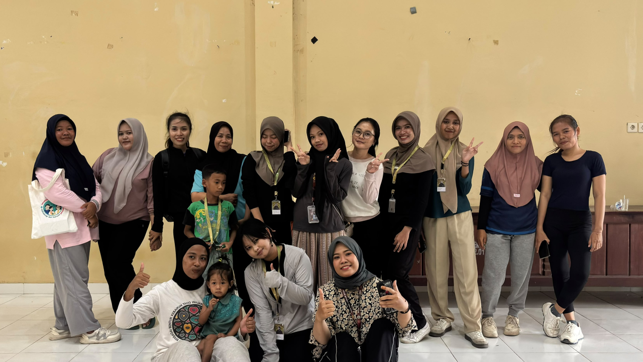 Gerakan Sehat, Semangat Bersama: Mahasiswa KKN Universitas Mataram Meriahkan Senam Zumba Rutin di Desa Kertasari