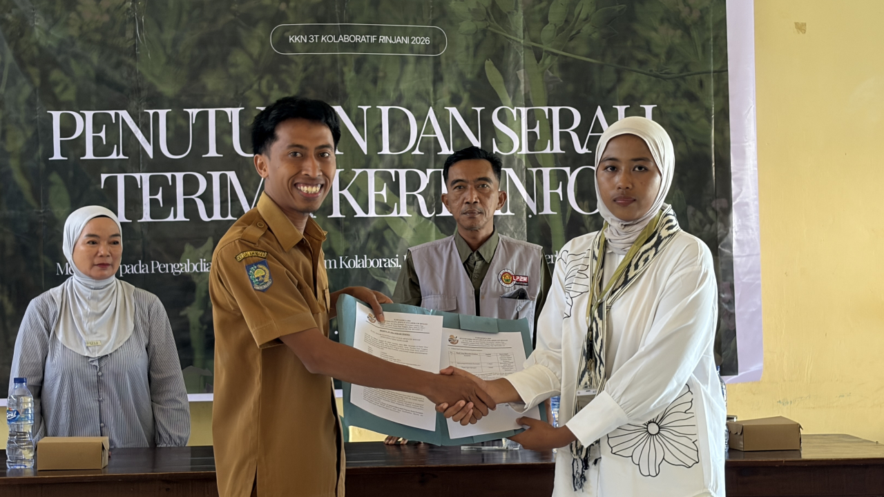 Dari Pengabdian Menuju Keberlanjutan, KARSAKERTA Serahkan Signage dan KertaInfo untuk Desa Kertasari