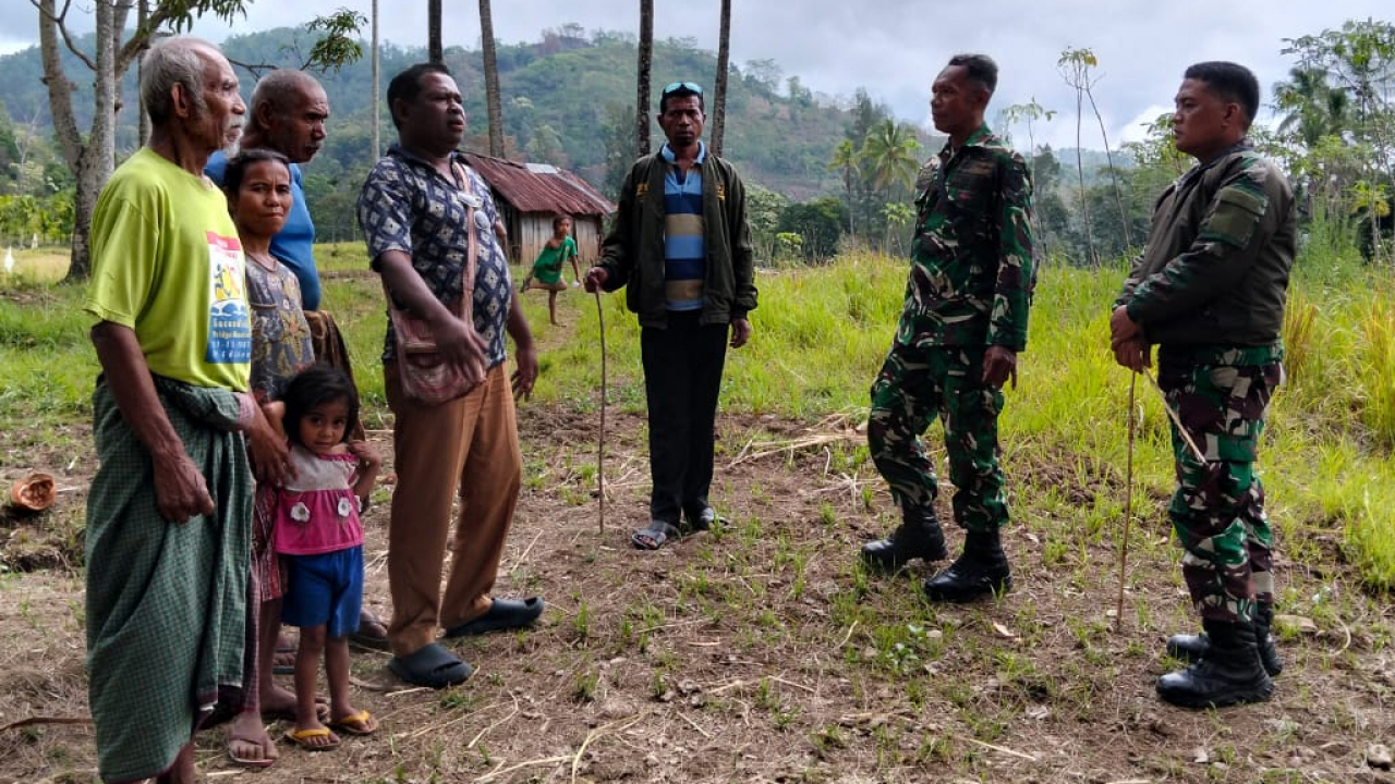 Babinsa Kawal Pembangunan Koperasi Desa  Merah Putih