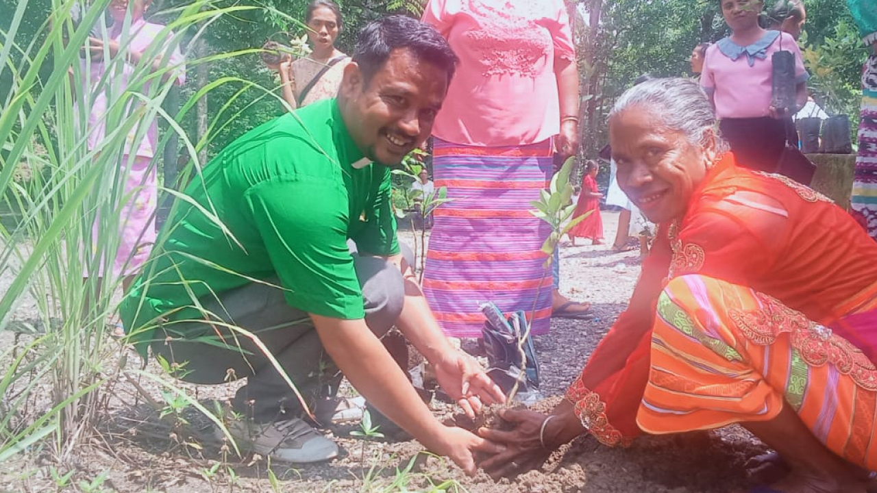 Pengembangan Ekonomi Jemaat Yagar Sahaduta Bestaumuti Melalui Penanaman 100 Pohon Jeruk dalam Rangka HUT ke-79