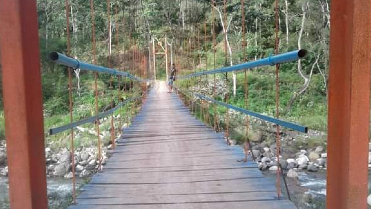 Menyusuri Jejak Sejarah di Jembatan Gantung Eno Tune