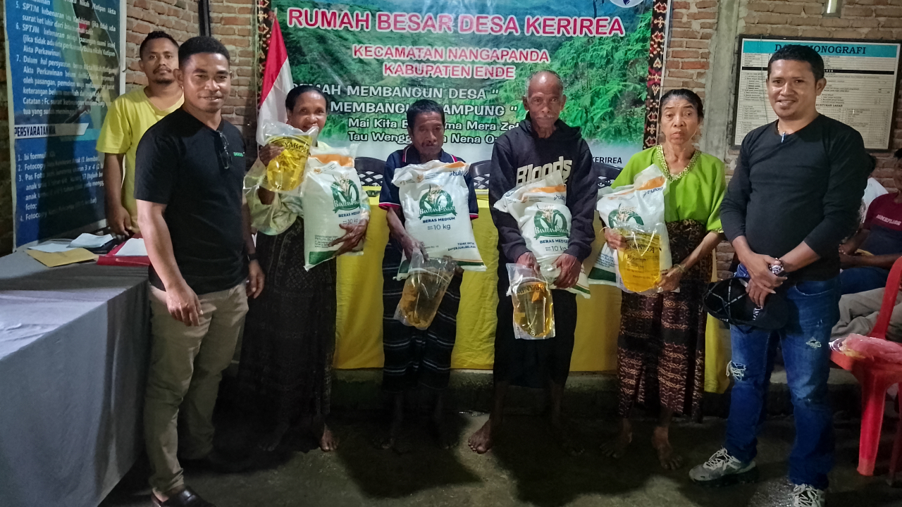 Pemdes Kerirea menyaluran Beras dan Minyak Goreng Bantuan Pemerintah Pusat