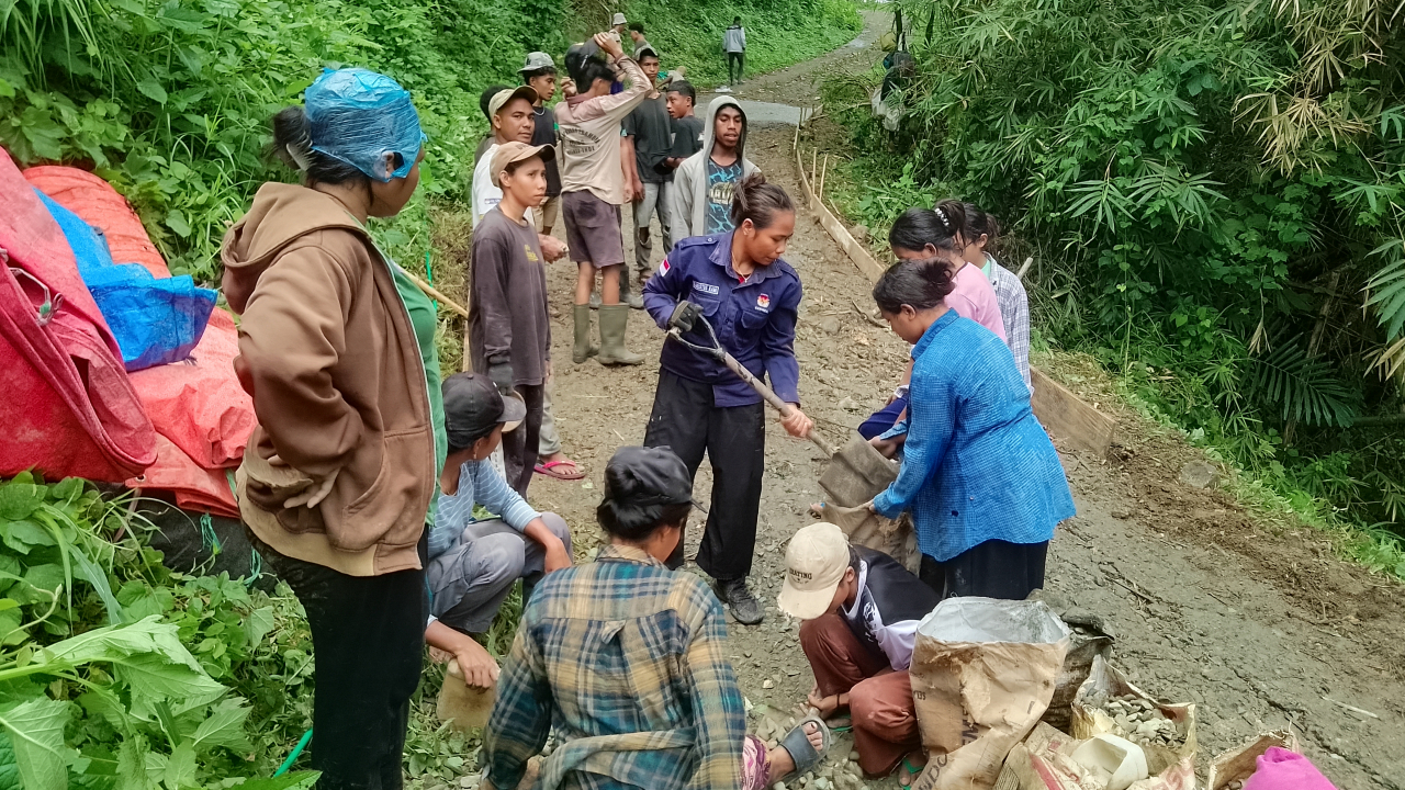 Rabat Jalan Nakawara Direhabilitasi OMK Stasi Gunung Sinai