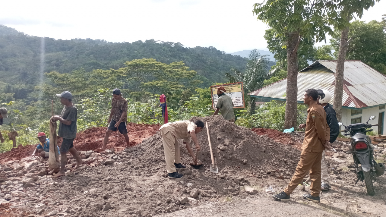 Kepala Desa Tengku Lese meninjau langsung proses pengerjaan pembangunan Telford jalan di Dusun Munggis menuju SMK