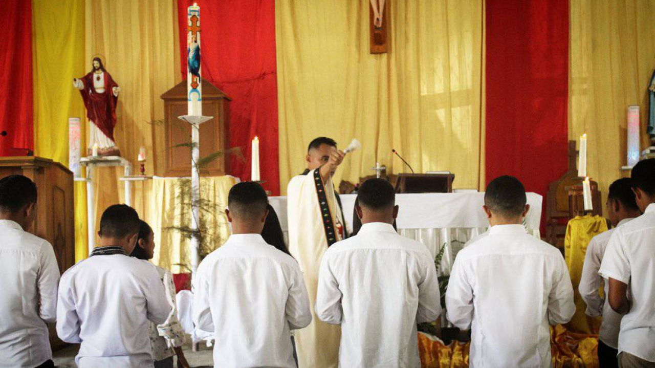 Peringatan Hari Doa untuk Panggilan sedunia ke-62, Pastor Paroki St. Antonius Abbas Beokina melantik pengurus OMK Periode 2025-2027.