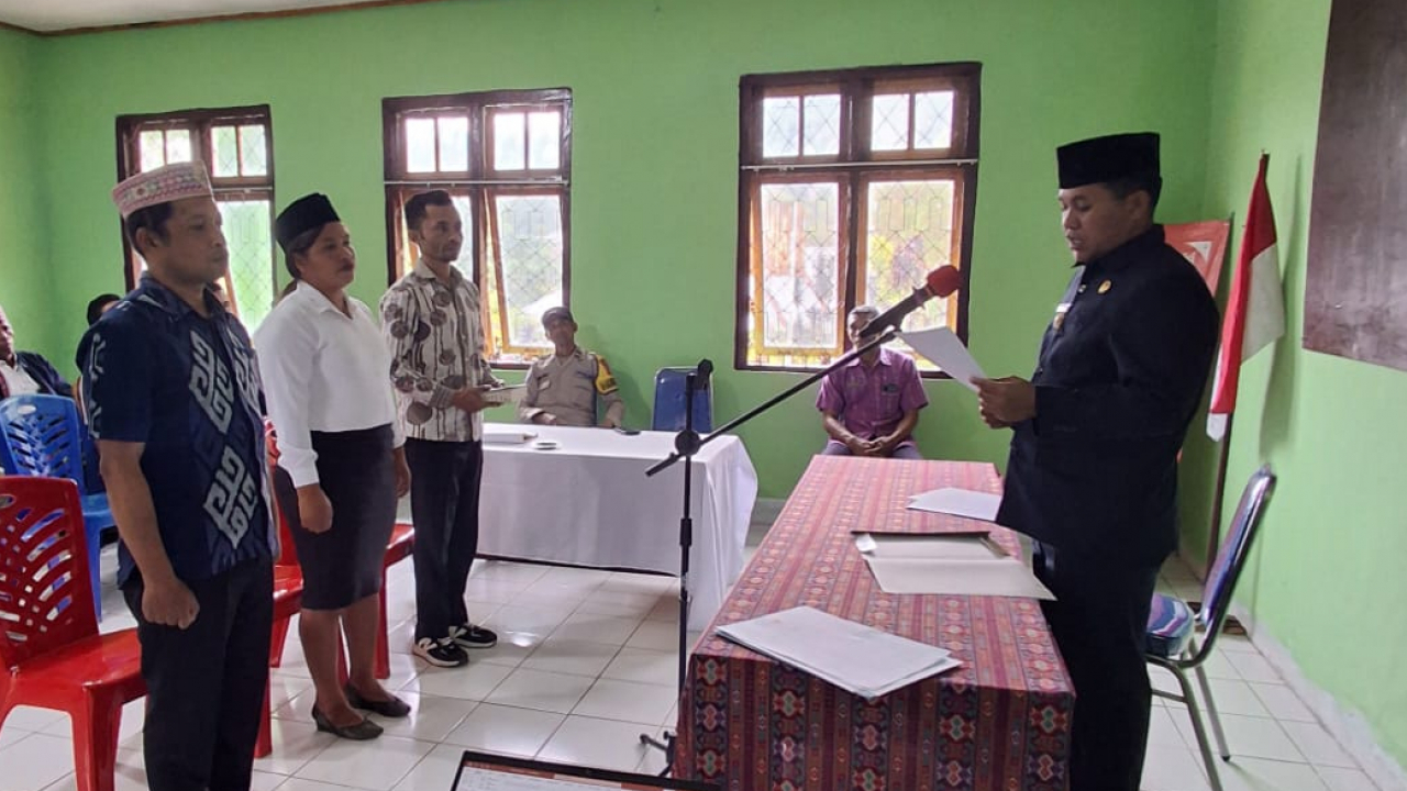 Camat Rahong Utara Lantik Anggota BPD PAW Desa Tengku Lese
