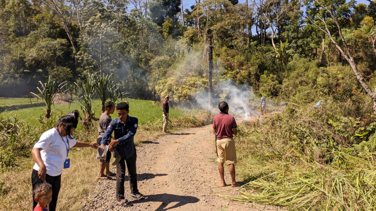 Sanitasi Lingkungan Berbasis Gotong Royong di Dusun Munggis bersama Mahasiswa KKN Unika St. Paulus Ruteng