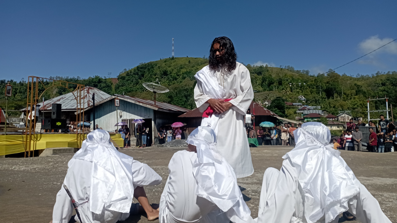TABLO JUMAT AGUNG PAROKI SANTO ANTONIUS ABBAS BEOKINA BERLANGSUNG KHIDMAT DAN PENUH PENGHAYATAN