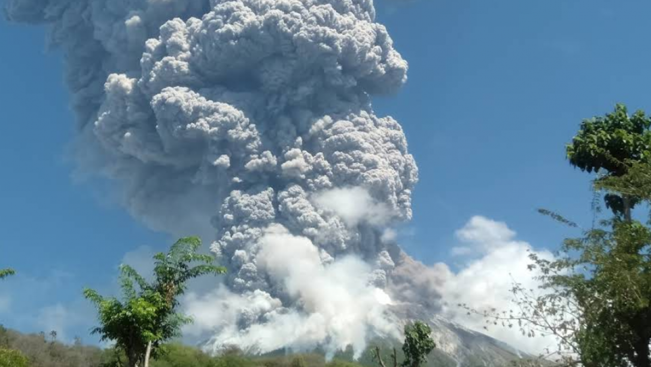 Gunung Ile Lewotolok (Ile Ape)
